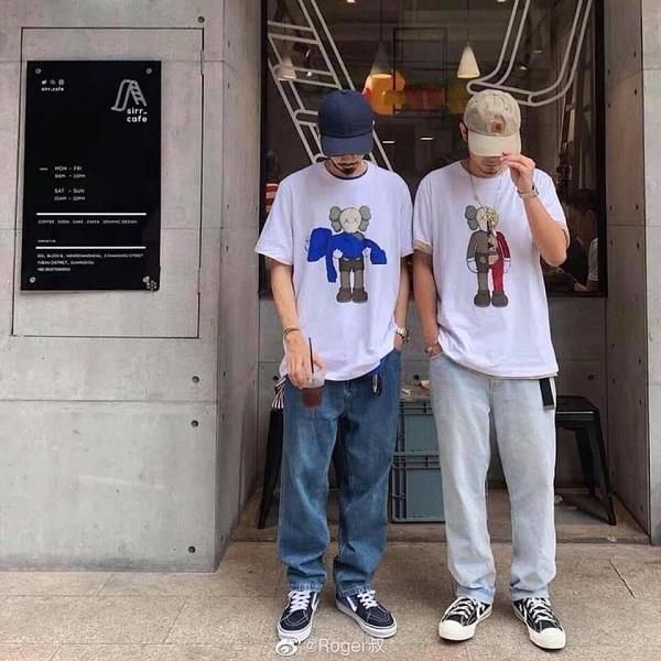 Áo phông Kaws x Uniqlo chính hãng giá bao nhiêu? Địa chỉ mua áo Kaws real giá tốt