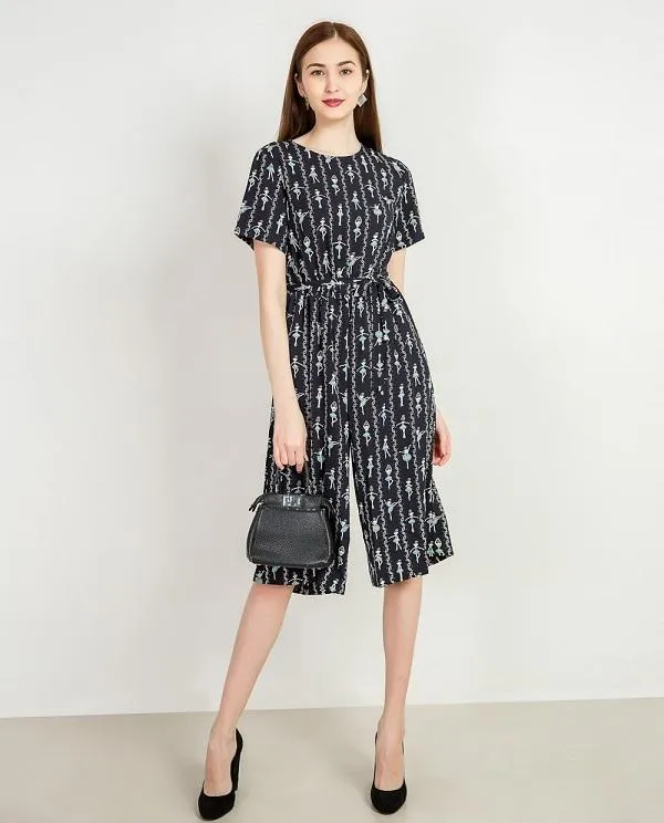 Mặc jumpsuit ngắn và dài đi giày gì để tôn được vóc dáng 