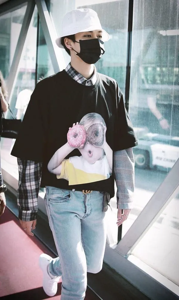 Cách phối đồ với áo thun unisex in hình biểu cảm em bé cho nam và nữ