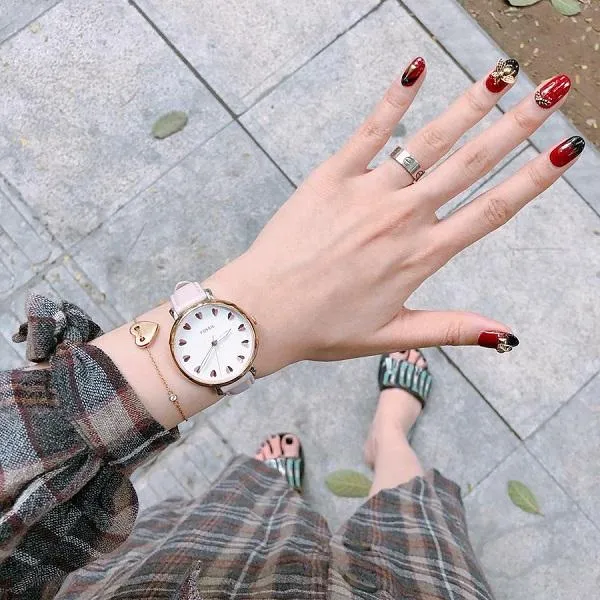 Top 20+ mẫu đồng hồ đeo tay nữ đẹp món quà 8/3 ngọt ngào và ý nghĩa