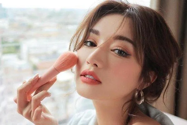 [HƯỚNG DẪN] Tất tần tật về trang điểm đánh má hồng cho nàng thêm xinh