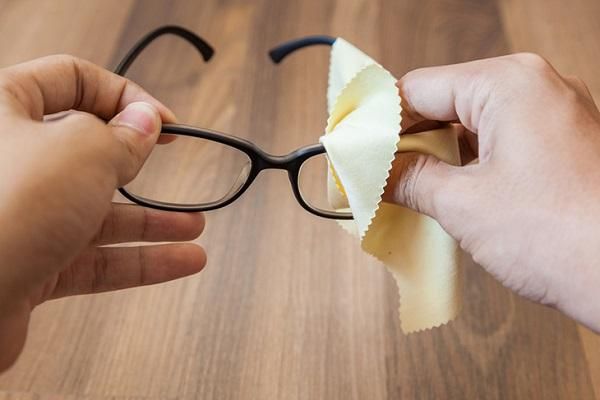 Mắt kính phản quang có tác dụng gì và những lưu ý khi sử dụng