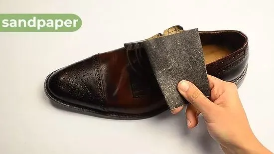 7 cách làm giảm độ trơn trượt của đế giày mới tự tin hơn trong từng bước đi