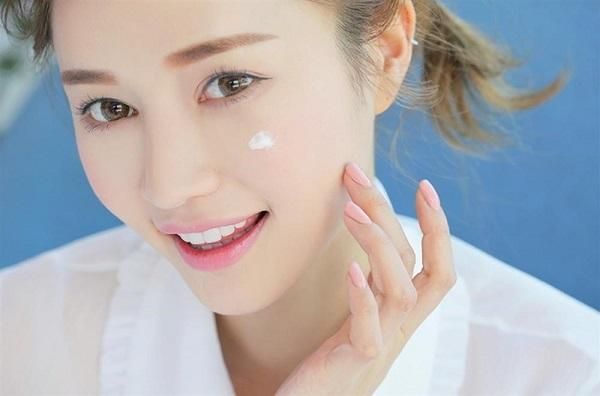 Ở nhà có cần dùng kem chống nắng không? Nên bôi mấy lần một ngày?
