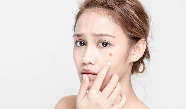 Ở nhà có cần dùng kem chống nắng không? Nên bôi mấy lần một ngày?