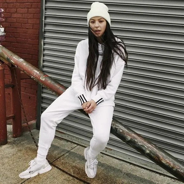 9 đôi giày thể thao sneaker nữ độn đế màu trắng HOT và trendy năm nay
