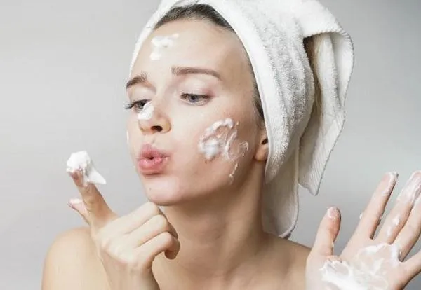 [HỎI ĐÁP] Không makeup và chỉ ở nhà có thực sự cần tẩy trang không?