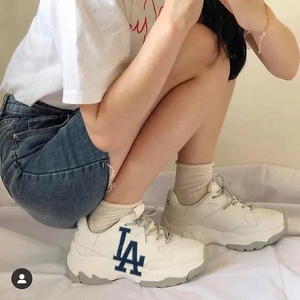 9 đôi giày thể thao sneaker nữ độn đế màu trắng HOT và trendy năm nay