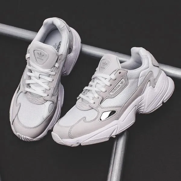 Giải đáp nên mua giày Nike hay Adidas là phù hợp cho bạn