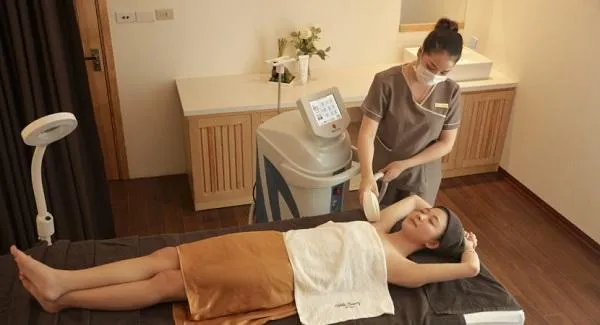 Nên sử dụng máy triệt lông cao cấp tại nhà hay triệt lông tại spa thẩm mỹ - 1