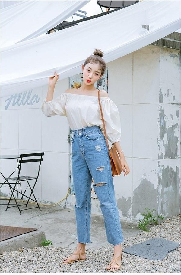 Biến tấu quần jean áo thun mang giày gì để bắt kịp xu hướng thời trang trendy