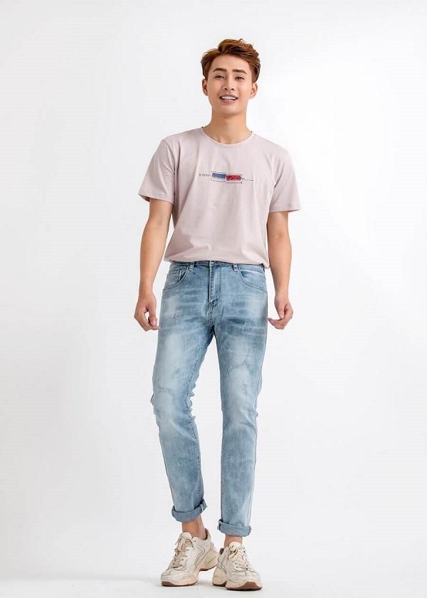 Biến tấu quần jean áo thun mang giày gì để bắt kịp xu hướng thời trang trendy