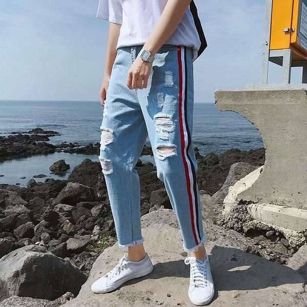 Biến tấu quần jean áo thun mang giày gì để bắt kịp xu hướng thời trang trendy