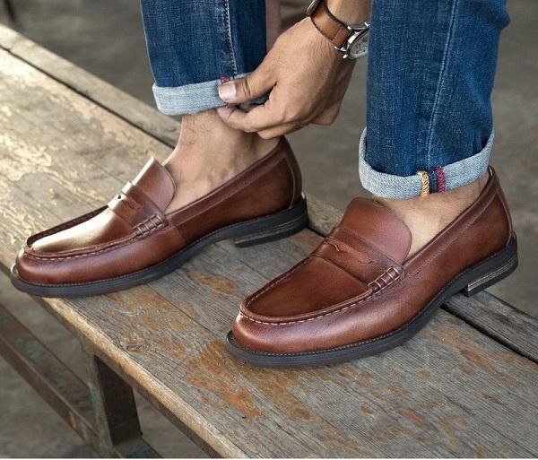 Biến tấu quần jean áo thun mang giày gì để bắt kịp xu hướng thời trang trendy