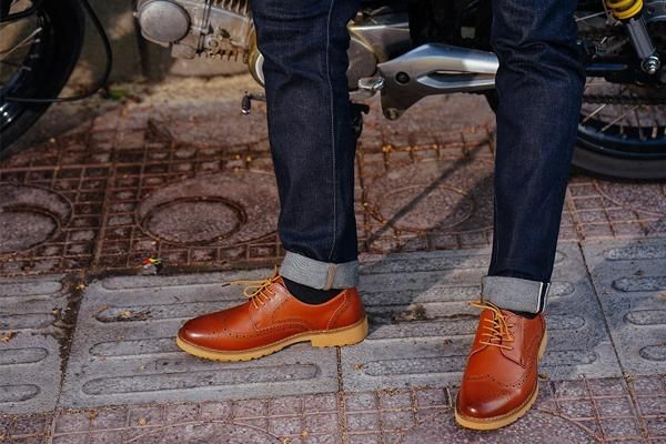 Biến tấu quần jean áo thun mang giày gì để bắt kịp xu hướng thời trang trendy