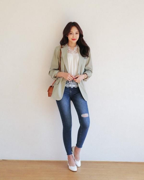 Biến tấu quần jean áo thun mang giày gì để bắt kịp xu hướng thời trang trendy