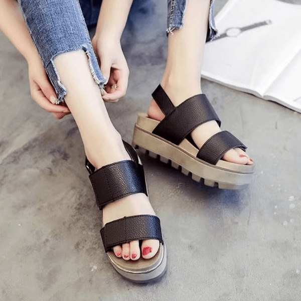 Biến tấu quần jean áo thun mang giày gì để bắt kịp xu hướng thời trang trendy