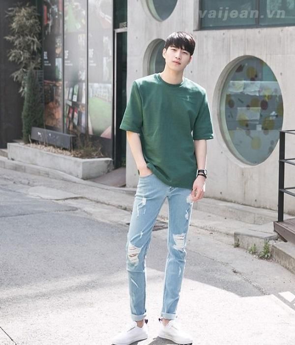 Biến tấu quần jean áo thun mang giày gì để bắt kịp xu hướng thời trang trendy