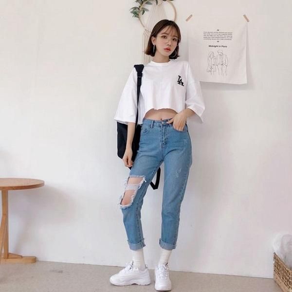 Biến tấu quần jean áo thun mang giày gì để bắt kịp xu hướng thời trang trendy