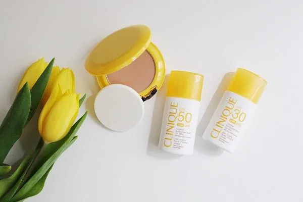 Review top 7 kem chống nắng SPF 30 dùng cho da dầu mụn nhạy cảm