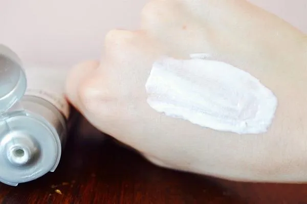Review top 7 kem chống nắng SPF 30 dùng cho da dầu mụn nhạy cảm