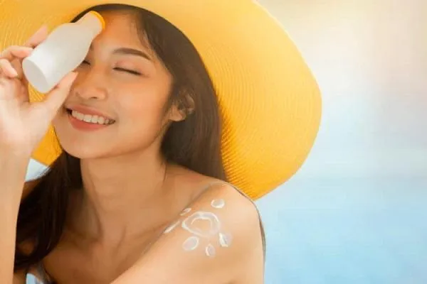 Review top 7 kem chống nắng SPF 30 dùng cho da dầu mụn nhạy cảm