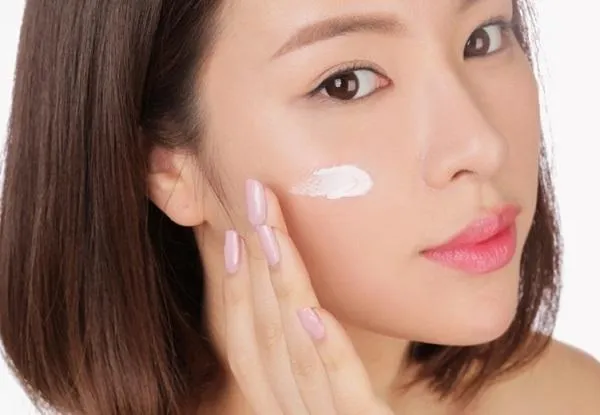 Review top 7 kem chống nắng SPF 30 dùng cho da dầu mụn nhạy cảm