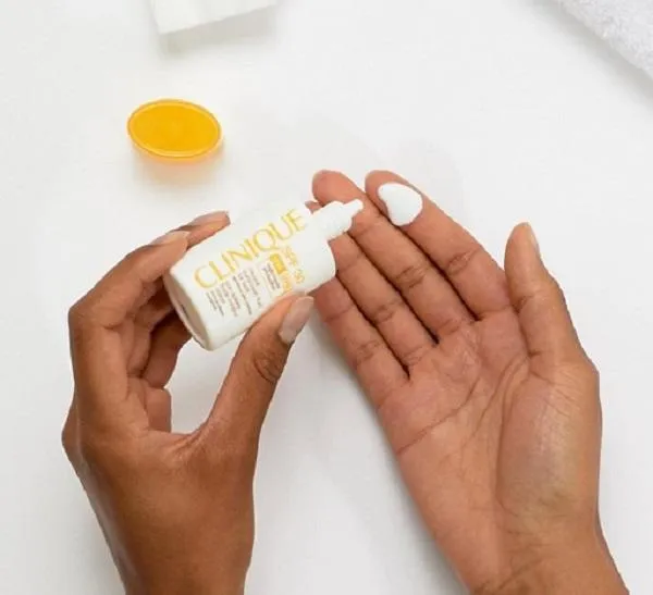 Review top 7 kem chống nắng SPF 30 dùng cho da dầu mụn nhạy cảm