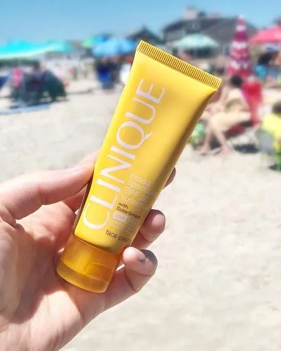 Review top 7 kem chống nắng SPF 30 dùng cho da dầu mụn nhạy cảm