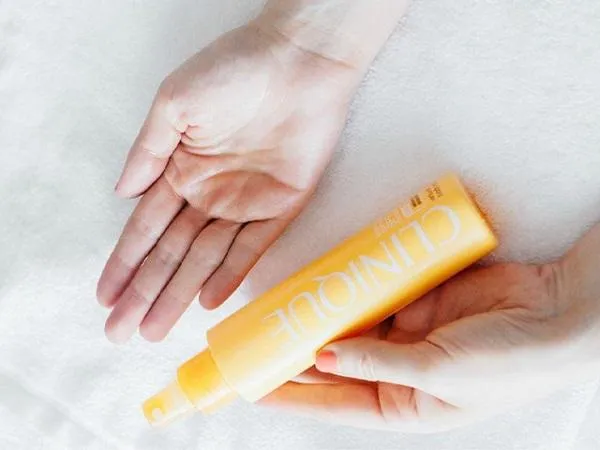 Review top 7 kem chống nắng SPF 30 dùng cho da dầu mụn nhạy cảm