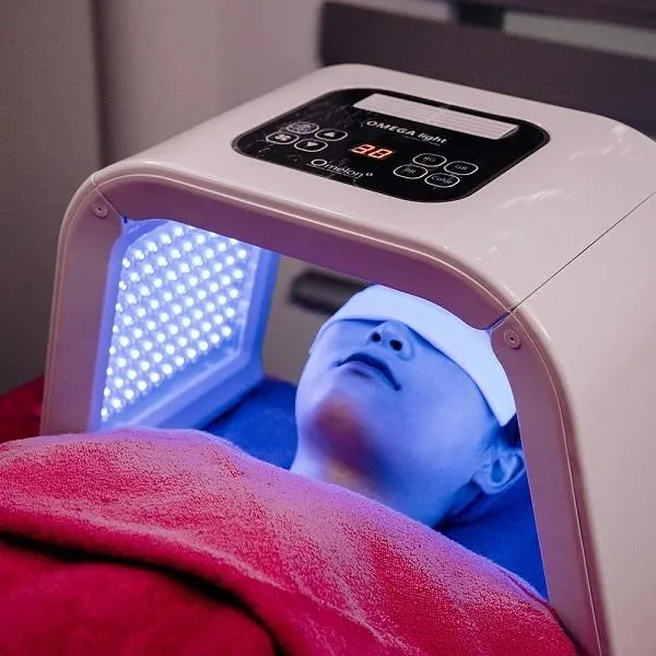 Review máy hỗ trợ làm sạch mụn bằng ánh sáng xanh FOREO Espada ngay tại nhà