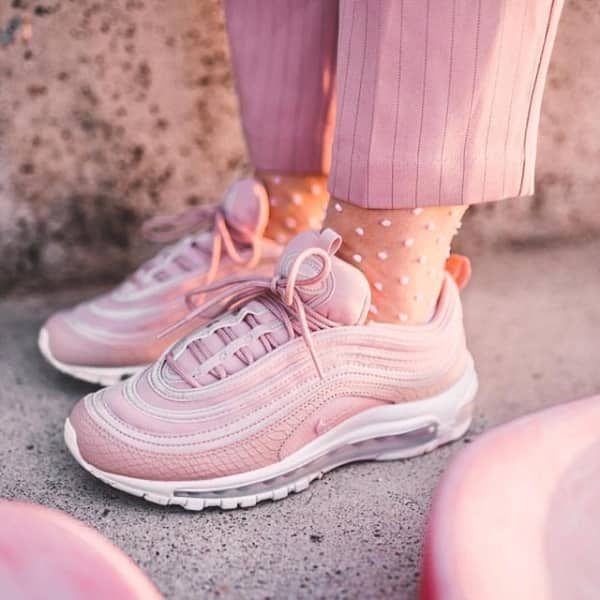Giày Nike chính hãng giá bao nhiêu và các mẫu giày Nike đang thịnh hành