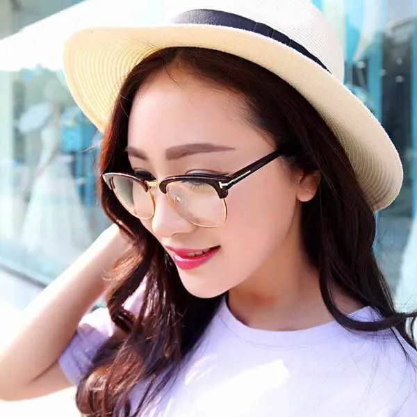 Mặt Tròn Đeo Kính Gì? 7 Mẫu Kính Hợp Với Nam/Nữ Mặt Tròn