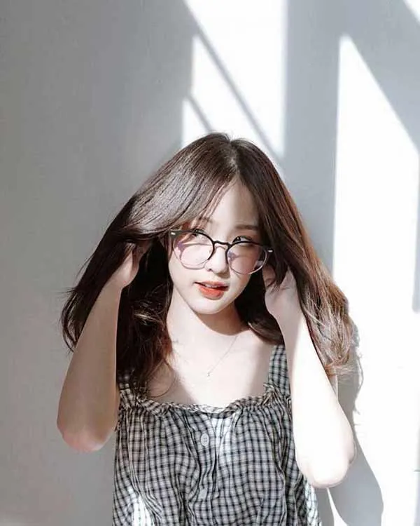 Mặt Tròn Đeo Kính Gì? 7 Mẫu Kính Hợp Với Nam/Nữ Mặt Tròn