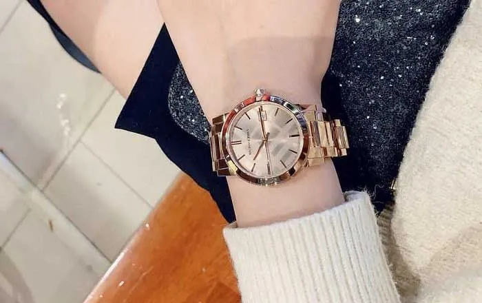 7 cách check đồng hồ Burberry chính hãng thật giả rất chính xác