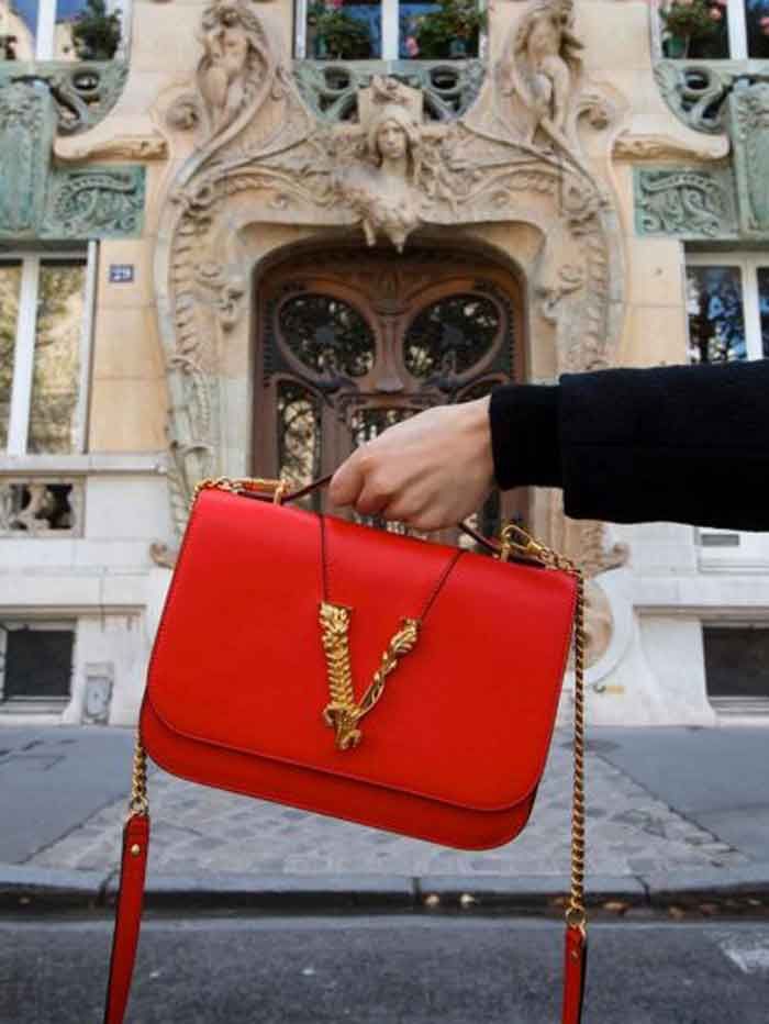 Túi xách Versace chính hãng giá bao nhiêu? Top 5 mẫu túi Versace đẳng cấp trendy