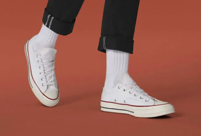 Giá 9 dòng giày Converse được yêu thích rộng rãi và cách tính size giày chuẩn xác