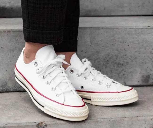 Giá 9 dòng giày Converse được yêu thích rộng rãi và cách tính size giày chuẩn xác