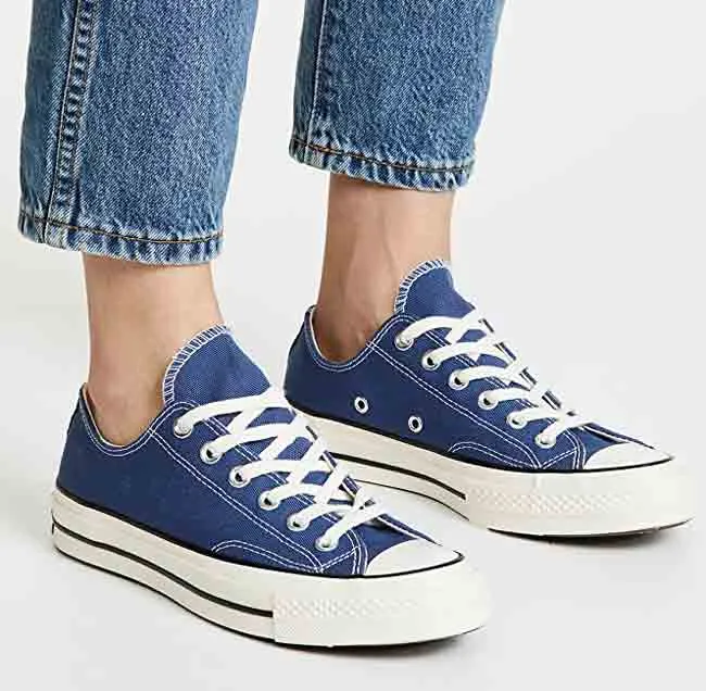 Giá 9 dòng giày Converse được yêu thích rộng rãi và cách tính size giày chuẩn xác