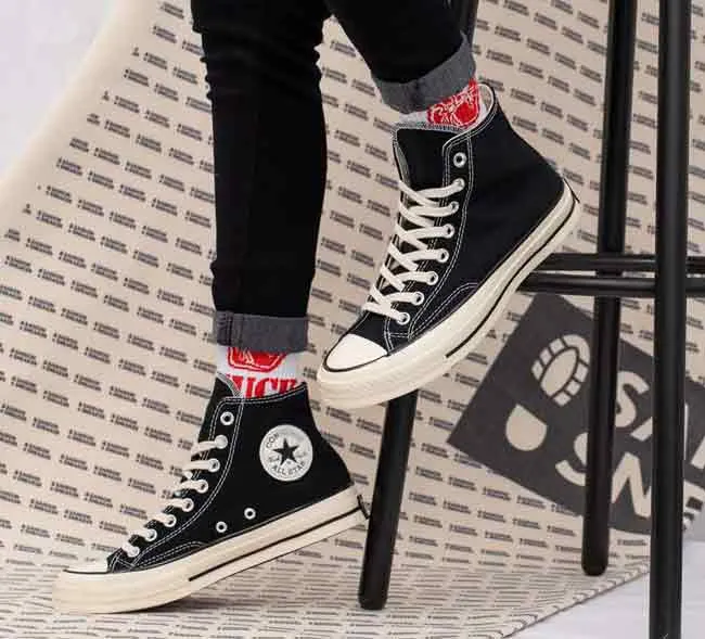 Giá 9 dòng giày Converse được yêu thích rộng rãi và cách tính size giày chuẩn xác
