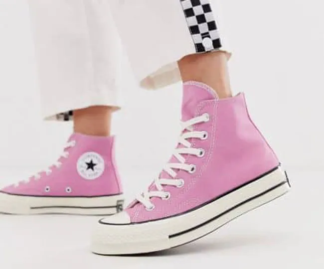Giá 9 dòng giày Converse được yêu thích rộng rãi và cách tính size giày chuẩn xác