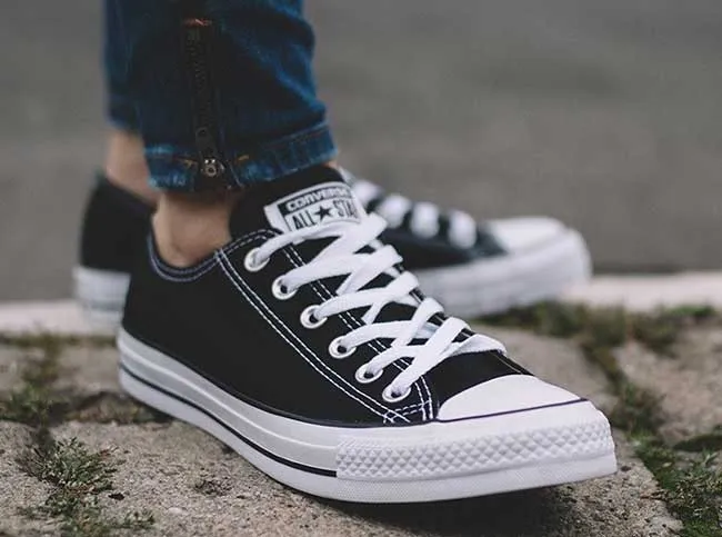 Giá 9 dòng giày Converse được yêu thích rộng rãi và cách tính size giày chuẩn xác
