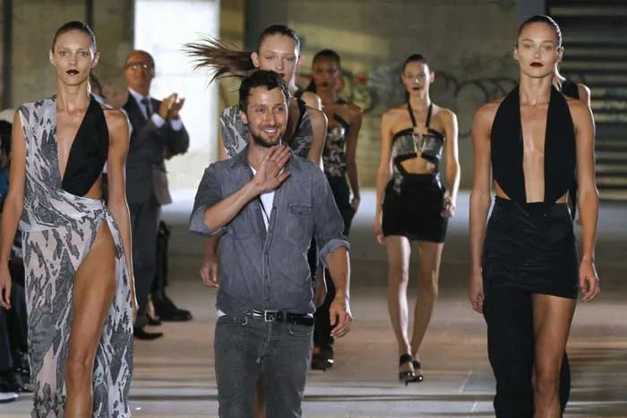 Sự hình thành và phát triển thương hiệu Yves Saint Laurent
