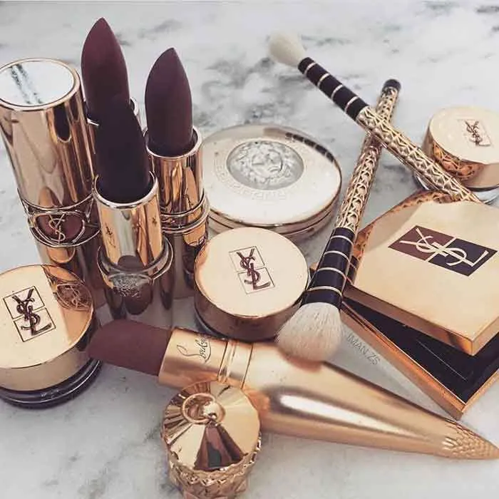 Sự hình thành và phát triển thương hiệu Yves Saint Laurent