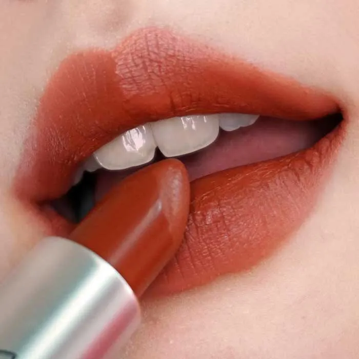 Review so sánh son MAC Ruby Woo và MAC Chili rất chi tiết