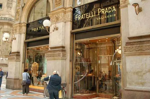 Sự ra đời và phát triển của thương hiệu nổi tiếng Prada