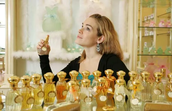 Top 10 chai nước hoa công sở cho nữ dịu nhẹ được yêu thích