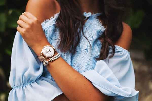 Con gái tay đen đeo đồng hồ màu gì? TOP 5 đồng hồ cho nữ tay đen vô cùng đẹp