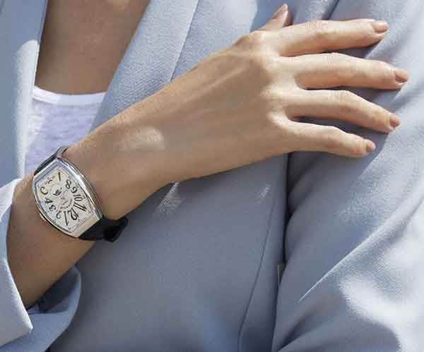 Con gái tay đen đeo đồng hồ màu gì? TOP 5 đồng hồ cho nữ tay đen vô cùng đẹp