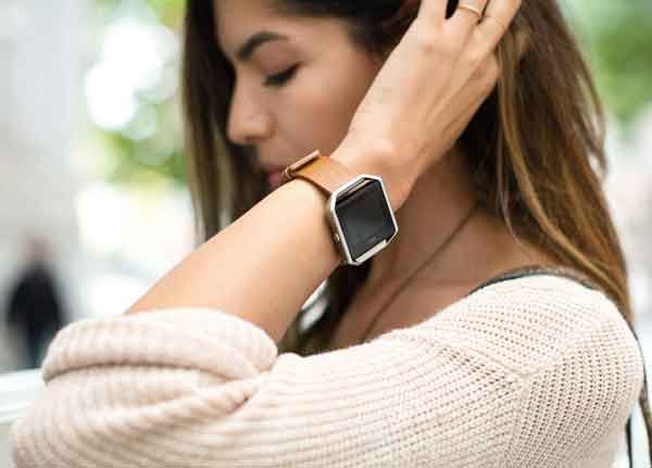 Con gái tay đen đeo đồng hồ màu gì? TOP 5 đồng hồ cho nữ tay đen vô cùng đẹp